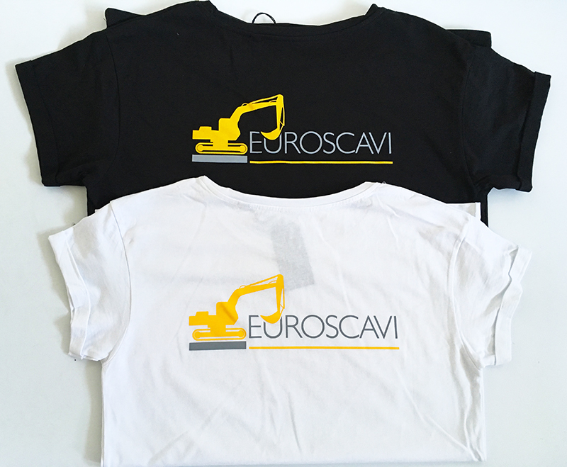 T-shirt personalizzate con logo a due colori e stampate in serigrafia